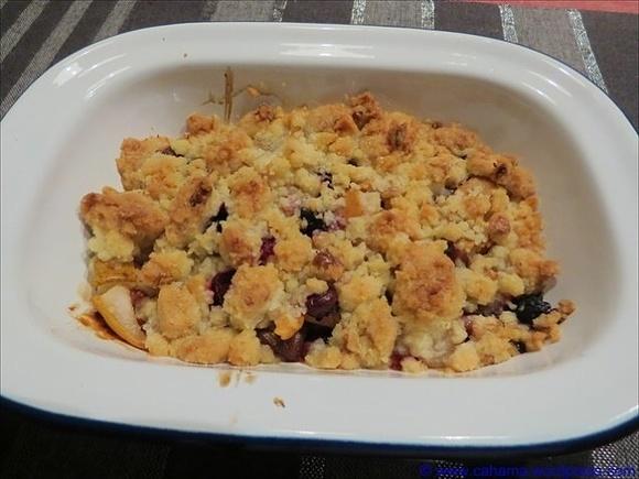 Crumble mit birnen, feigen und heidelbeeren