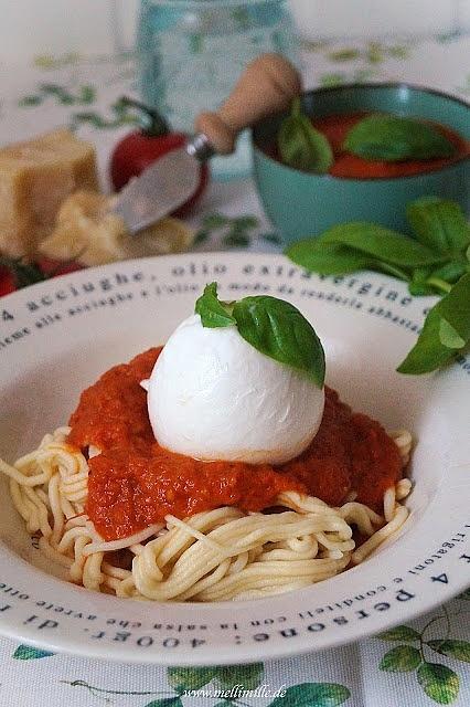 Selbstgemachte pasta mit ofengerösteter tomatensauce