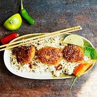 Mie-Nudeln mit veganen Nuggets und einer spicy Soja-Sesam-Sauce