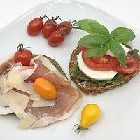Deutsches Gerstenbrot mit italienischen Leckerchen