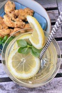Italienischer aperitif: limoncello spritz & zucchiniwölkchen
