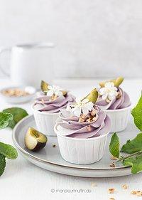 Herbstliche pflaumen-cupcakes mit feinem marzipan und fruchtiger puddingcreme