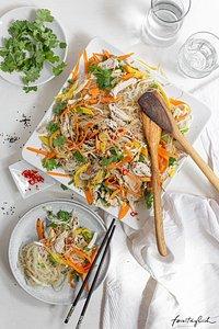 Asiatischer glasnudelsalat mit hühnchen – 30-minuten-lieblings-sommer-essen