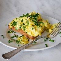 Frühstück: Rührei mit Schnittlauch