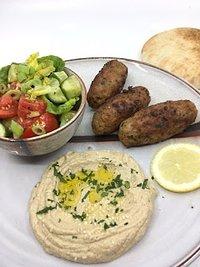 Hummus aus gerösteten Blumenkohl mit Geflügelköfte