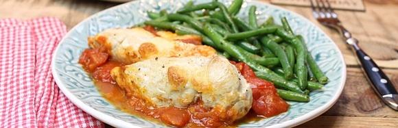 Ofenhähnchen mit Tomatensoße auf gebratenen Bohnen