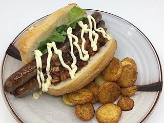 Pikanter hot dog mit kimchi