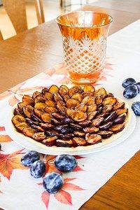 Zwetschgen pie mit zimt guss – plum pie with cinnamon icing