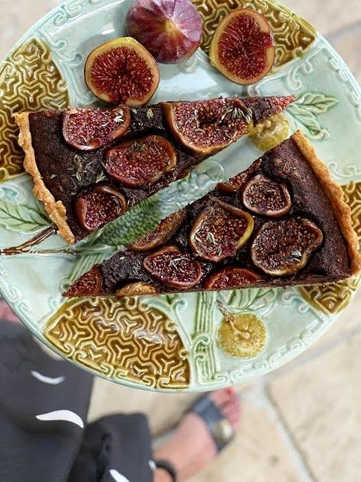 Schoko-mandel-tarte mit feigen, birnen, quitten oder physalis