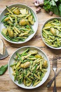 Pasta mit grünen bohnen, kartoffeln und pesto