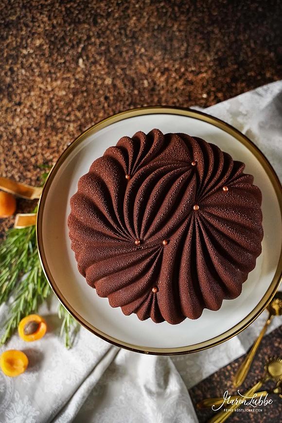 Schokoladentorte mit orange, aprikose und rosmarin