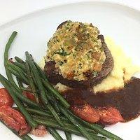 Steak mit steinpilzkruste mit tomaten-bohnen-gemüse und kartoffelpü