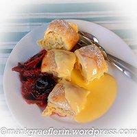 Buchteln mit Zwetschgen und Vanillesauce