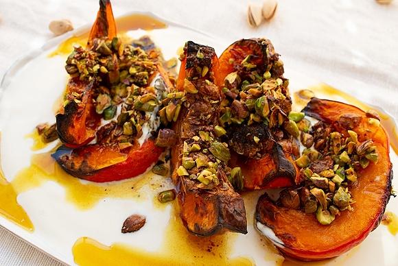 Kürbis mit Pistazienbutter und Joghurt