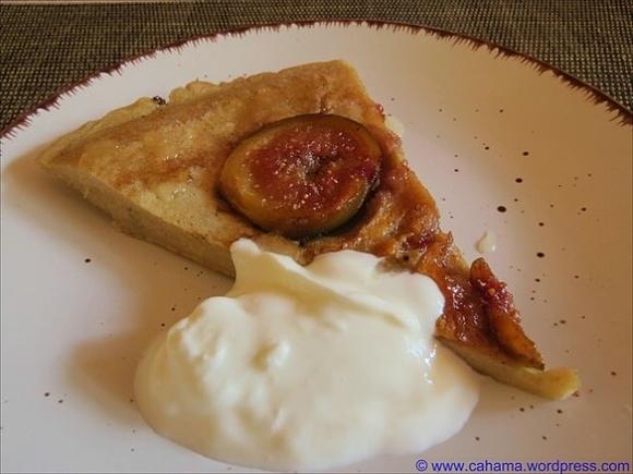 Pfannkuchen mit feigen, honig und joghurt