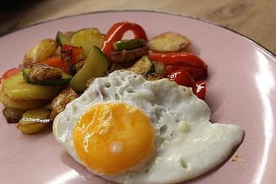 Spiegeleipfanne mit bratkartoffeln, zucchini und paprika