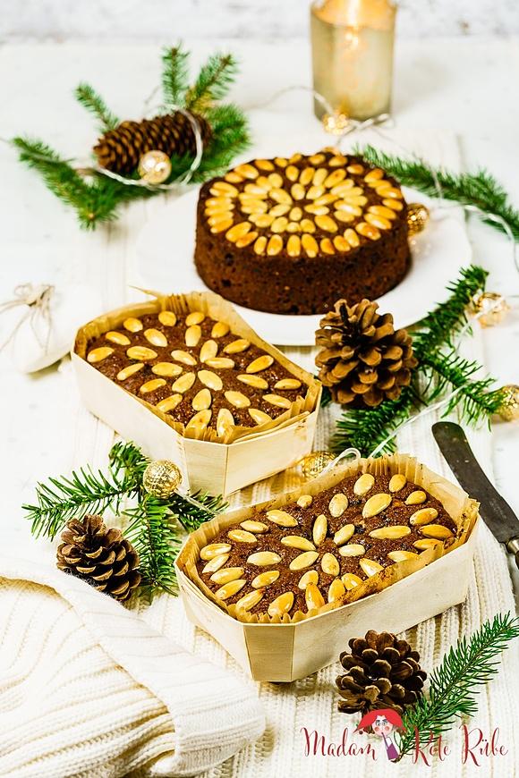 Weihnachtlicher früchte-vollkornkuchen nach art des dundee cakes