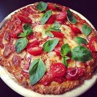 Low-Carb Tomate-Mozzarella Pizza mit Thunfischboden