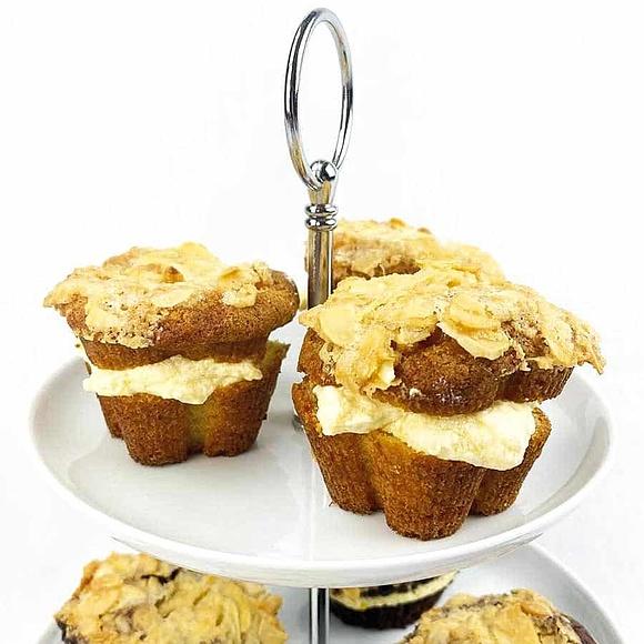 Bienenstich muffins mit buttercreme und rührteig
