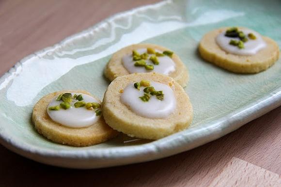 Sablés mit orange, kardamom und pistazien