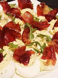 Gefüllte eier mit rucola & knusprigem serrano segel