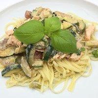 Linguini mit lachs, zucchini & kirschtomaten