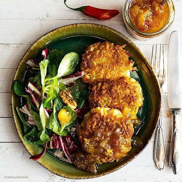 Krosse kartoffelpuffer mit feldsalat und spicy orangen-chutney
