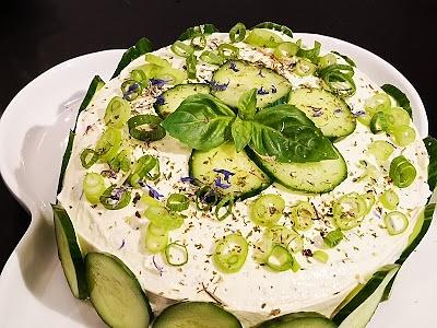 Camembert torte mit medjool dattel füllung