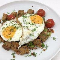 Brotgröstel mit Spiegelei und Bacon