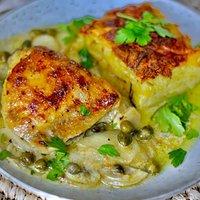 Hähnchen in einer cremigen soße, mit knoblauch, zwiebeln, zitrone und kapern, dazu kartoffelgratin – köstlich