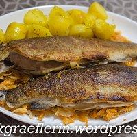 Gebratene forelle mit kartoffeln und sauerkraut