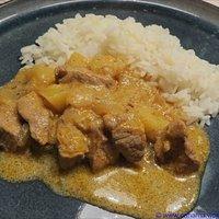 Sur vindaloo (indisches schweinefleisch-curry mit kartoffeln)