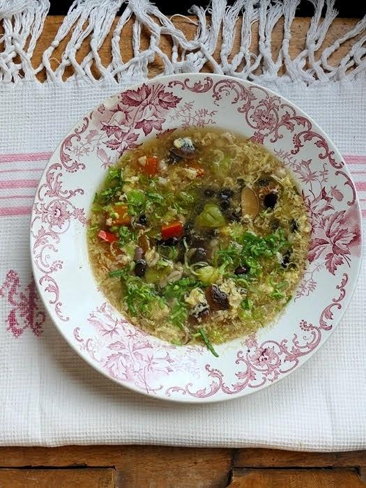 Chinesische Eiersuppe mit schwarzen Bohnen