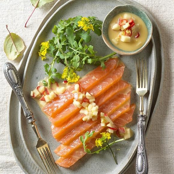 Gebeizter Lachs mit Apfel-Sesam-Marinade