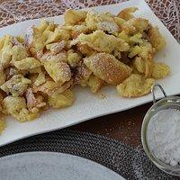 Topfen-Kaiserschmarren mit Äpfel und Rum-Rosinen