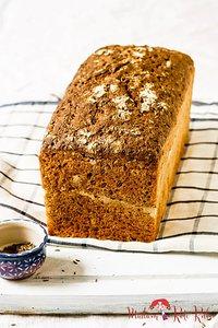 Dreikorn-vollkornbrot mit kümmel, joghurt und sauerteigstarter