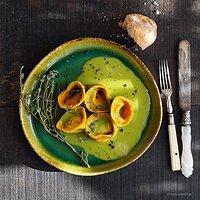 Tortellonis mit pikanter Füllung und cremiger Erbsensauce