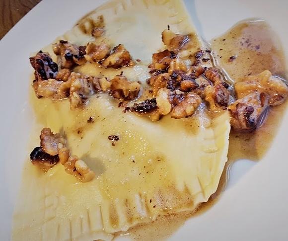 Ravioli mit Spinatfüllung und Walnüssen