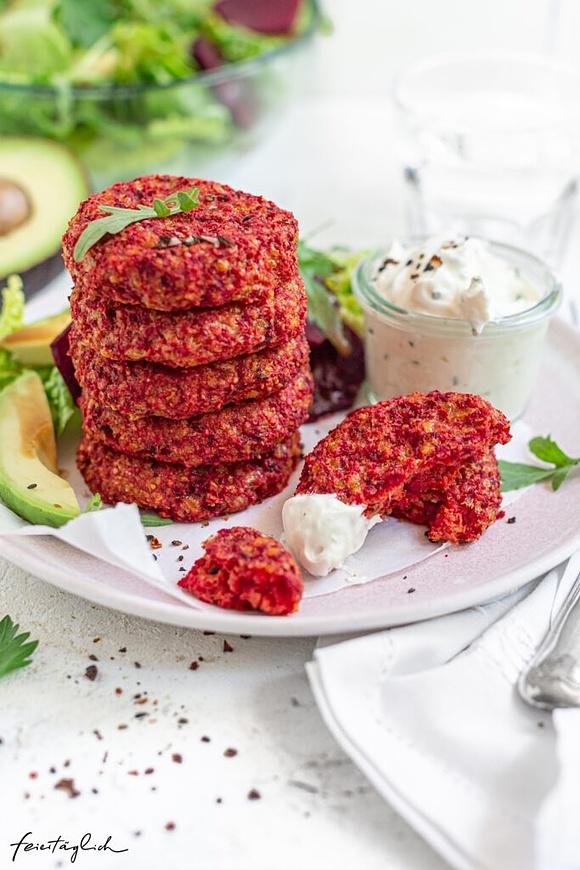 Pinke hirse-bratlinge mit rote beete aus dem ofen