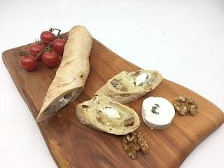 Französisches baguette mit walnüssen und ziegenkäse