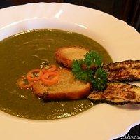 Spinat Zucchini Potage, mit knusprigen Käse-Crostinis und einem Hauch Peperoni