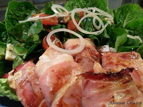 Lachs im knusprigen speckmantel auf winterlichen blattsalaten in ahorn-vinaigrette