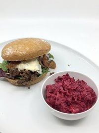 Pulled duck burger mit rote beete nach coleslawe-art