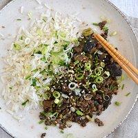 Chinesische aubergine mit hackfleisch & reis i szechuan-küche