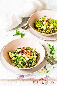 Spinat-one-pot-pasta mit artischocken und ziegenkäse aus der 30-minuten-küche