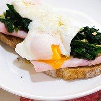 Spinat-brot mit schinken und pochiertem ei – spinach bread with ham and poached egg