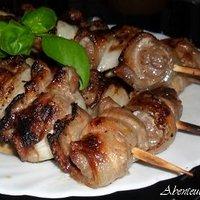 Das Gewürz macht's: Rosa Pfeffer, Hackfleisch und Schweinebauch - aufgespießt und gegrillt