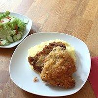 Knusperschnitzel mit Butter-Kartoffelpüree und Salat