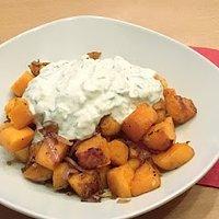 Süßkartoffelpfanne mit Tsatziki