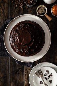 Veganer schokoladenkuchen mit espresso-note & schokoladen-glasur nach sacher-art